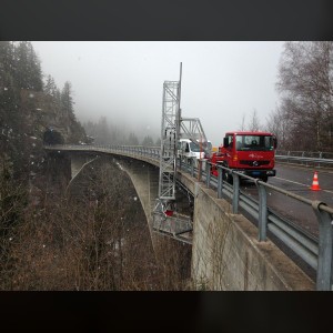 Camion nacelle sous pont