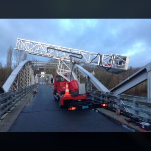 Camion nacelle sous pont